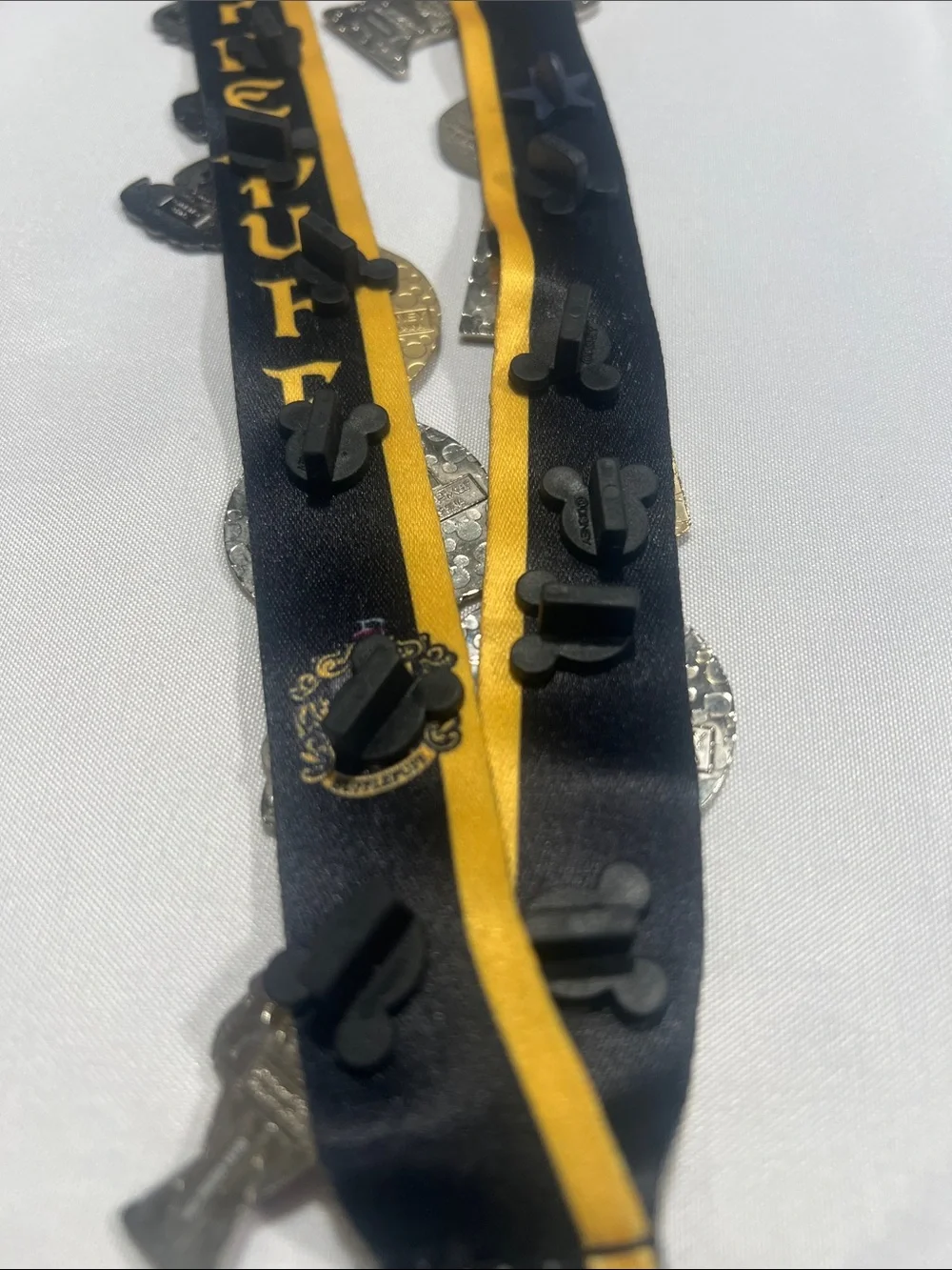 Checkered Universal Studios Harry Potter Lanyard with 16 Character Pins.